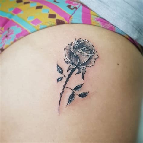 tattoo de flor na bunda|Tatuagem de Flor: Significados, Designs e。